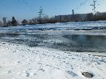 i wyraźne ślady zimy - zmrożona rzeka