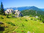 Z Branu wchodzimy do parku Narodowego Piatra Craului. To niewielkie pasmo górskie w rumuńskich Karpatach południowych, miedzy górami Bucegi i Fogaraszami. Ciągnie się z północy na południe wąskim 25-kilometrowym pasem zwieńczonym odkrytym skalnym grzebieniem.
Wystająca z lasu grań zbudowana jest głównie z białego wapienia ze znacznym udziałem zlepieńców. To od tego grzebienia masyw zyskał nazwę: Piatra Craiului oznacza Królewskie Skały.
Najwyższym szczytem jest tu Vârful La Om o wysokości 2238 m n.p.m.  Obszar tych gór chroniony jest parkiem narodowym , a góry uznawane są za jedne z piękniejszych w Karpatach. 