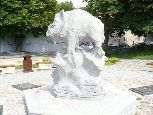Pomnik dzika z „kiełcami” w Kielcach,