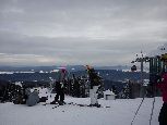 grupa narciarska jeździ na stokach Jaworzyny oraz  Słotwin