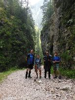 Kanion Prapastiile Zarnestilor . Kanion jest piękny, posiada pionowe, wysokie na ponad 200 metrów ściany. Symfonia granitu, drzew i roślin.