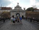 Zwiedzamy Alba Iulia, wchodzimy na teren twierdzy. Twierdza Alba Carolina, nazywana tak na cześć cesarza Karola VI, jest wspaniałym zabytkiem XVIII-wiecznej sztuki fortyfikacyjnej. Wzniesiona według planów włoskiego architekta Giovanniego Morando Viscontiego, bezpośrednio nawiązuje do francuskiego systemu fortyfikacyjnego stworzonego przez marszałka Francji Sebastiana Le Prestre Vaubana