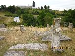 Jesteśmy na wzgórzu gdzie wznosi się Diabelski Kamień , z którego mamy widok na klasztor dominikanski w Podkamieniu, jeden z najwiekszych na Rusi Czerwonej. U podnóża skały mamy stary kozacki cmentarz z kamiennymi krzyzami z 17 wieku