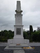 Odnowiony obelisk żołnierzy polskich, którzy zginęli podczas walk z armią Budionnego 14 sierpnia 1920 roku. Spoczywa tu 135 bohaterów.