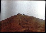1989-09 - Moje (wesołe :-)) pierwsze spotkanie z Chatką - Arka Przymierza (jedno z określeń z Księgi Pamiątkowej...) widziana przez nas z Osadzkiego Wierchu - foto Andrzej :-)