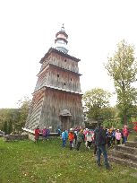 Turzańsk - cerkiew, najwyższa drewniana dzwonnica w Karpatach