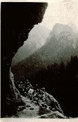 Fot. W. Piątkowski, XII Turnus Wędrownych Wczasów Pracowniczych 1954 grupa Rzeszów przed wejściem do Mylnej Groty w Dolinie Kościeliskiej w Tatrach