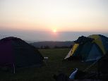 Wschód słońca nad namiotami