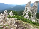 fantazyjne formy formy skalne, chronione w rezerwacie Pietrele Doamnei w  górach Rarau