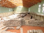 zwiedzamy muzeum kryjące resztki  pałacu cesarzy rzymskich w Sremskiej Mitrowicy, dawnym Sirmium