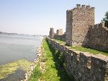 Serbska twierdza w Smederevie zbudowana została w I połowie XV w. Położona nad Dunajem przez wiele wieków stanowiła strategiczne centrum handlowe i religijne. Twierdza ta jest uznawana za jedną z największych  w Europie.
Ma 25 wież, które mają 11 metrów szerokości i 20 metrów wysokości. Mury maja prawie 1,5 km długości!  Z twierdzy rozciąga się ładny widok na miasteczko i na Dunaj.
