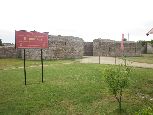 Docieramy w okolice Gamzigradu, do FELIX ROMULIANA – od 2007 na liście UNESCO, jako jedna z lepiej zachowanych rezydencji rzymskiego cesarza, Galeriusza.
 Galeriusz – następca Dioklecjana – zanim jeszcze został cesarzem, napatrzył się na dzieło poprzednika (pałac cesarza Dioklecjana w Splicie) i zaczął budować swoją „daczę na starość”, właśnie wśród rodzinnych serbskich pagórków. (Aż co piąty rzymski cesarz urodził się na serbskich ziemiach!!!)