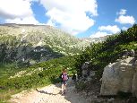 Jesteśmy już w Bułgarii w górach Riła
Riła to pasmo górskie w południowo-zachodniej Bułgarii. Jest najwyżej wzniesionym masywem górskim na Półwyspie Bałkańskim, najwyższy szczyt Musała ma wysokość 2925 m n.p.m. Riła stanowi również szóste co do wysokości pasmo górskie w Europie , po Kaukazie, Alpach, Sierra Nevadzie, Pirenejach i masywie Etny. Jest także najwyższym pasmem leżącym między Alpami a Kaukazem. Na większości obszaru Riły utworzono park narodowy, który jest  jednym z największych i najcenniejszych obszarów chronionych w Europie.
Riła bogata jest w jeziora polodowcowe, których jest około 200. 

Pod względem kulturowym Riła słynie z Rilskiego Monastyru, największego i najważniejszego monastyru w Bułgarii, założonego w X wieku przez Jana Rylskiego.
