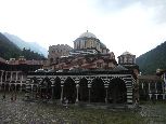 Po zdobyciu Musały jedziemy do....
Rylski Monastyr– bułgarski monaster usytuowany w kotlinie górskiego masywu Riła, ok. 120 km na południe od Sofii. Jest on ważnym symbolem bułgarskiego oporu przeciwko tureckiej okupacji, a także symbolem odrodzenia narodowego w XVIII i XIX wieku.
Leżący na wysokości 1100 m n.p.m. monastyr został założony w X w. przez pustelnika Iwana z Riły. Współczesna postać monastyru pochodzi z XIX w., kiedy to dzięki ofiarom społeczeństwa bułgarskiego i przy zgodzie władz tureckich wybudowano ogromny kompleks klasztorny, harmonijnie wkomponowany w naturalne otoczenie. Mury grubości 2 m i wysokości 24 m nadają mu wygląd warownej twierdzy i obramowują budynki o łącznej kubaturze 32 000 m³. Wnętrze zbudowane jest w stylu bułgarskiego odrodzenia. Wewnętrzny dziedziniec otaczają trójkondygnacyjne budynki z łukami pomalowanymi na czarno i biało oraz drewnianymi krużgankami, mieszczące cele mnichów.
Główna cerkiew pod wezwaniem Świętej Bogurodzicy to trójnawowa bazylika oparta na planie krzyża z kopułą na skrzyżowaniu naw. Ozdobą świątyni są freski i olbrzymi ikonostas. To tutaj znajduje się słynna baszta Chrelina.
W okolicach klasztoru znajdują się też inne kościoły i kaplice z freskami z XV–XVII w.
W 1983 monastyr został wpisany na listę światowego dziedzictwa UNESCO.
