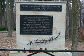 Warzyce - cmentarz ofiar II wojny - tablica pamiątkowa