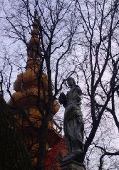 Koprzywnica - figura Matki Boskiej na tle sygnaturki
