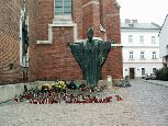 Tarnów - Pomnik Jana Pawła II i rocznicowe znicze