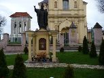 Sieniawa - pomnik Jana Pawła II przed kościołem