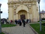 Sieniawa - grupa przed kościołem