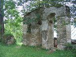 Bałucianka - ruiny dzwonnicy przy starej cerkwii