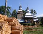 Krempna - cerkiew z wiązkami gontu przeznaczonymi do jej remontu