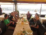 ekipa na jedzonku w knajpie z widokiem na Dunaj w twierdzy Petrovaradin w Nowym Sadzie