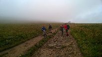 Jedna z grup przetrwała deszcz i popołudniem wybrała się na Połoninę Wetlińską. Zaczynała we mgle...